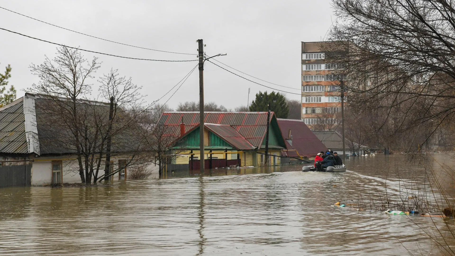 Почти 900 домов освободились от воды в Оренбуржье | 360°