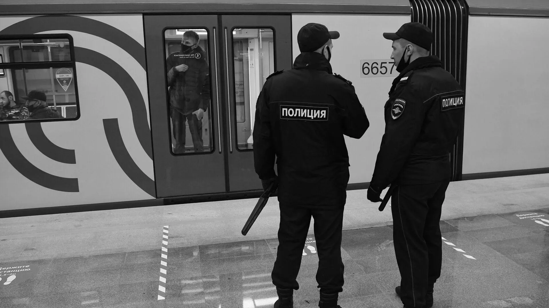 Пассажиров московского метро начали досматривать на входе