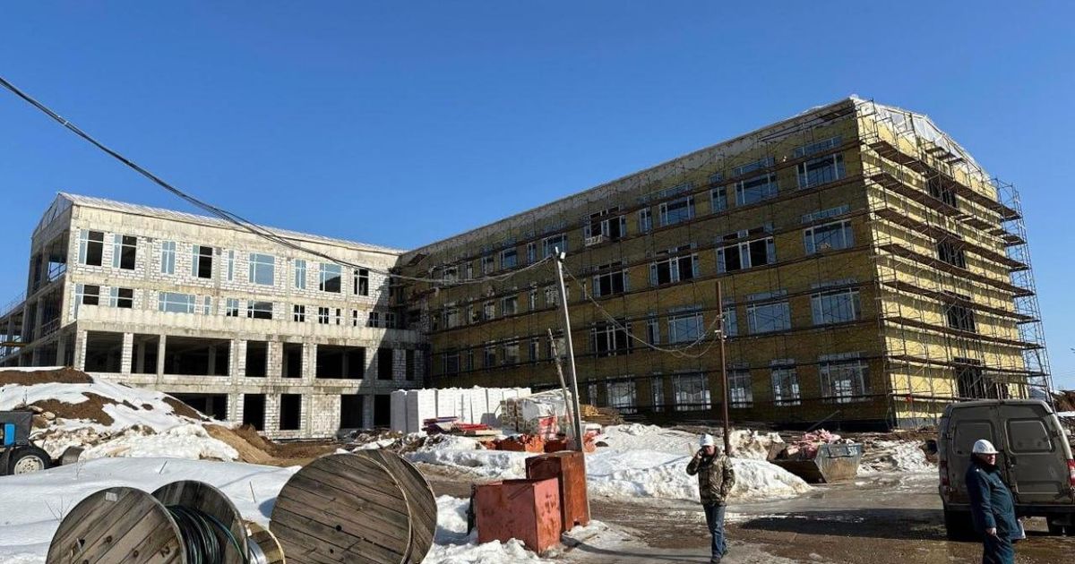 Специалисты Главгосстройнадзора проверили ход строительства новой школы ...