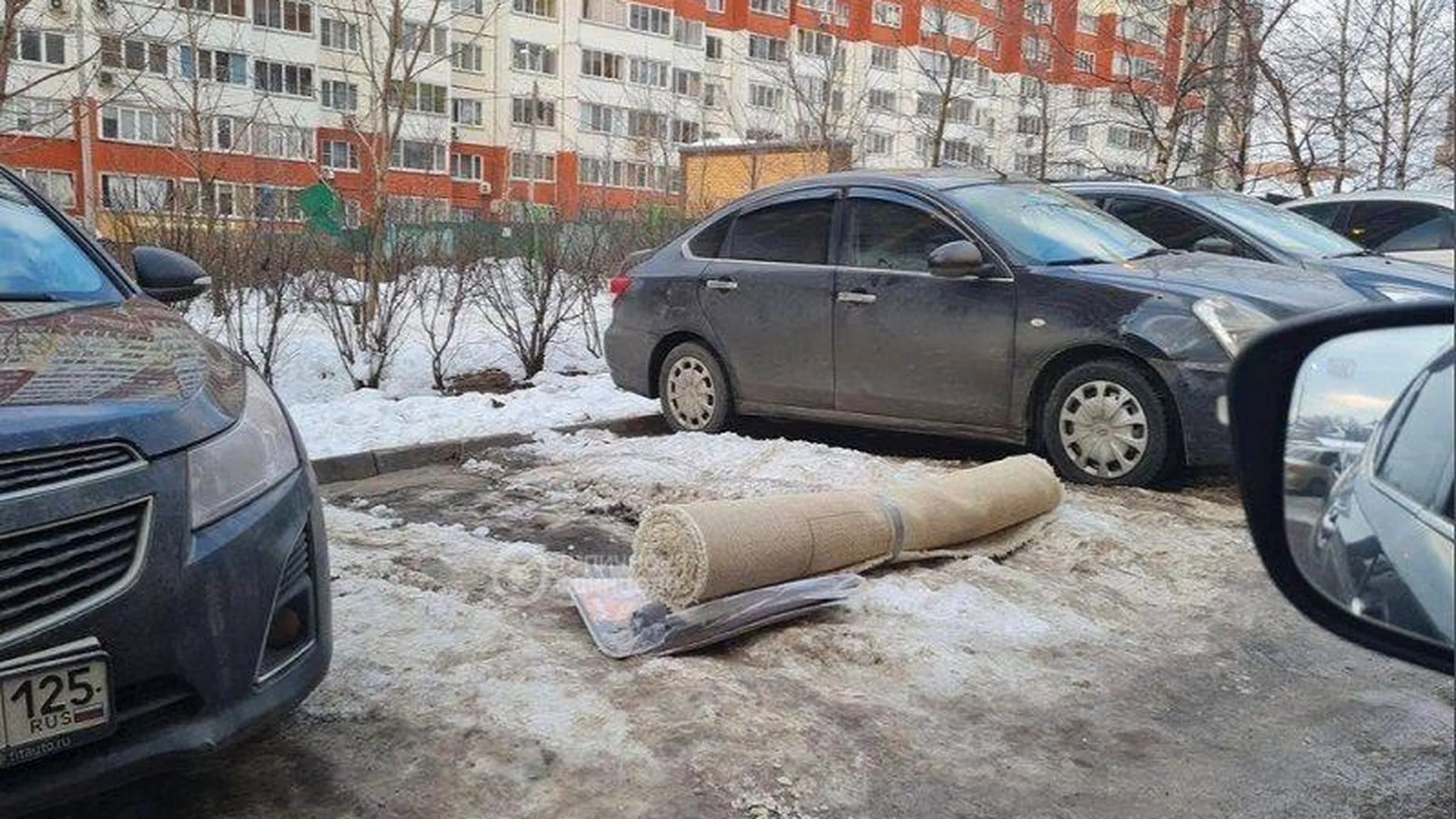 Автомобилисты Одинцова заняли парковочное место, положив на него свой ковер