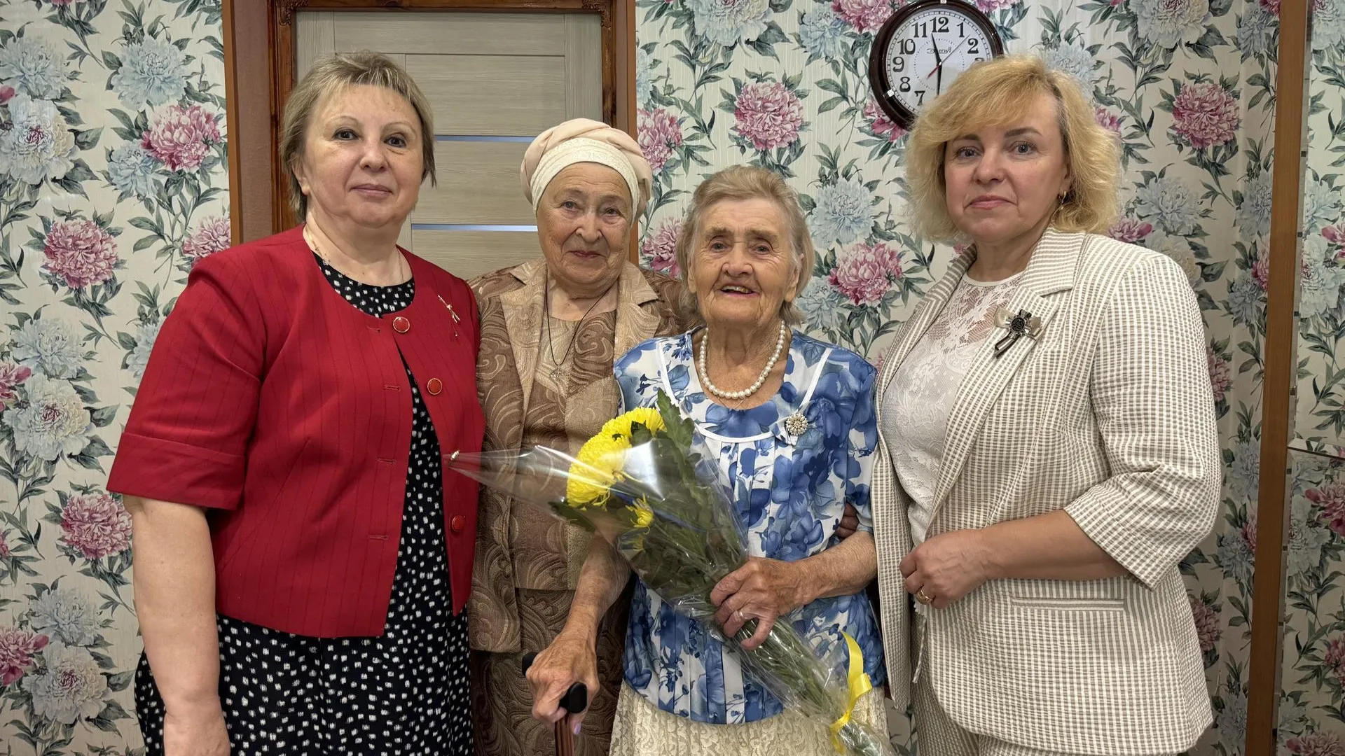 Труженику тыла и коренной жительнице Можайска Маргарите Платоновой подарили родословную в честь 95-летия