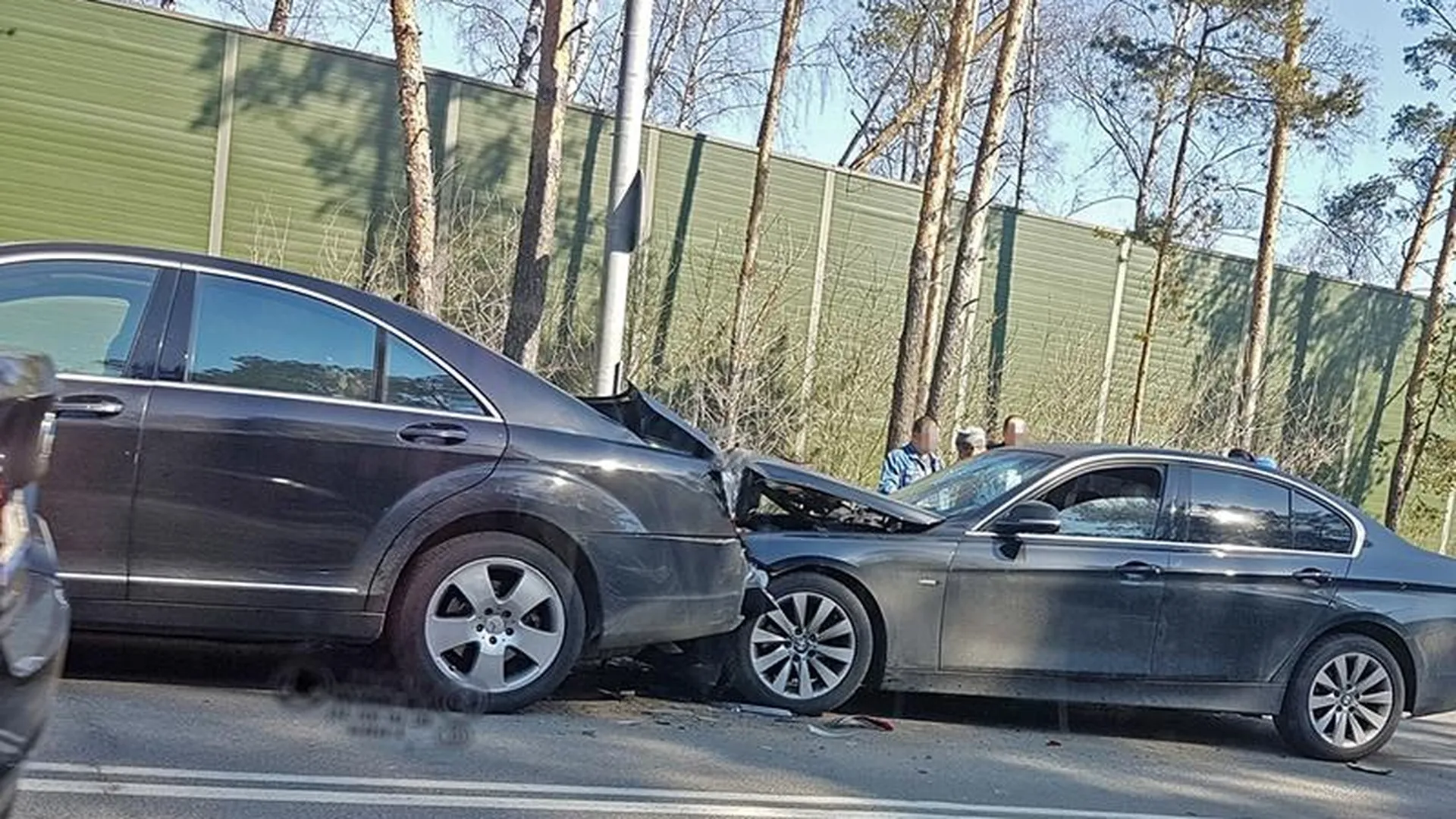 Массовое ДТП из пяти машин произошло на Рублевке