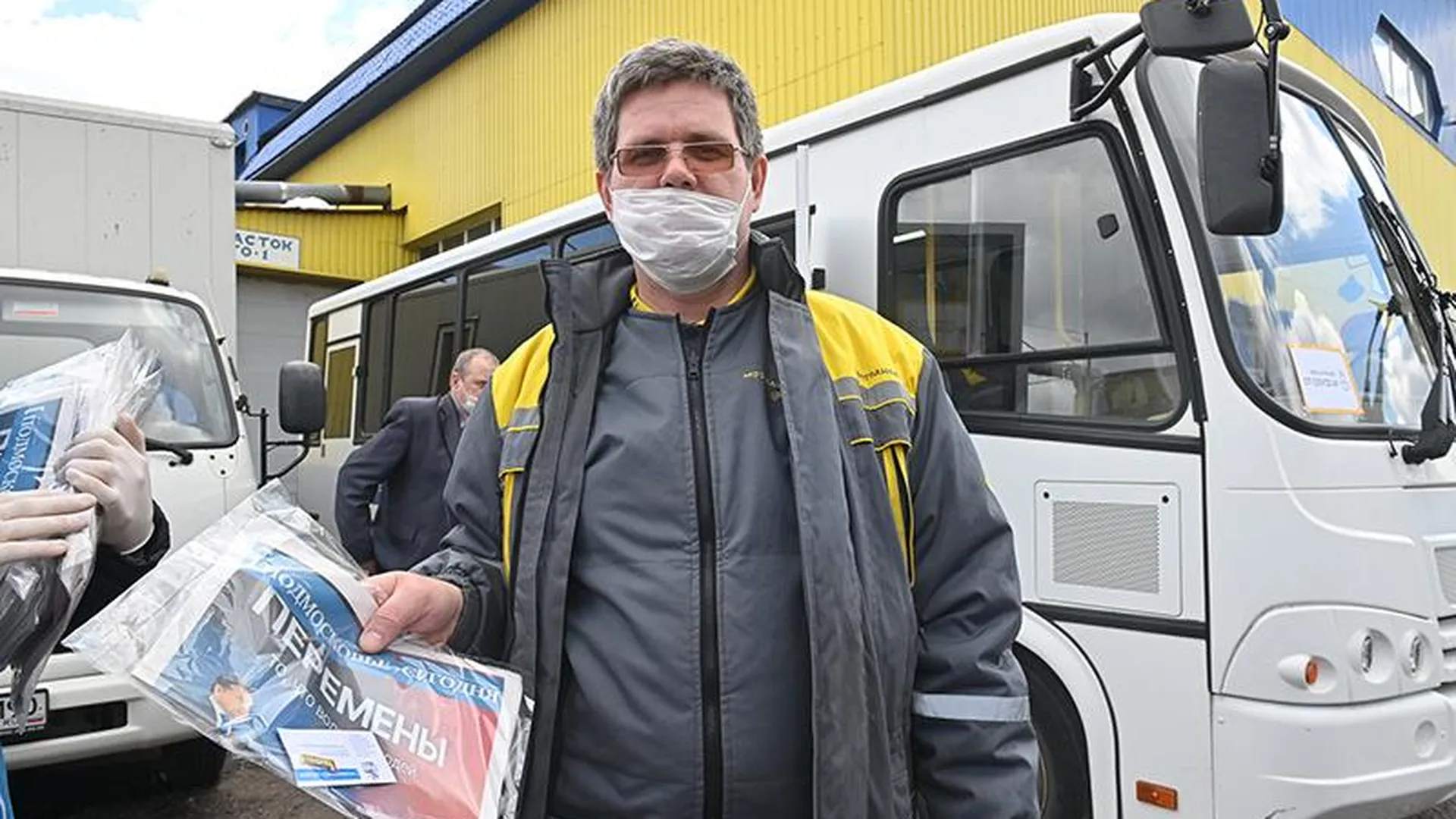 Водители автобусов Vaccinated: значки за прививку от ковида получили сотрудники компании «Мострансавто»