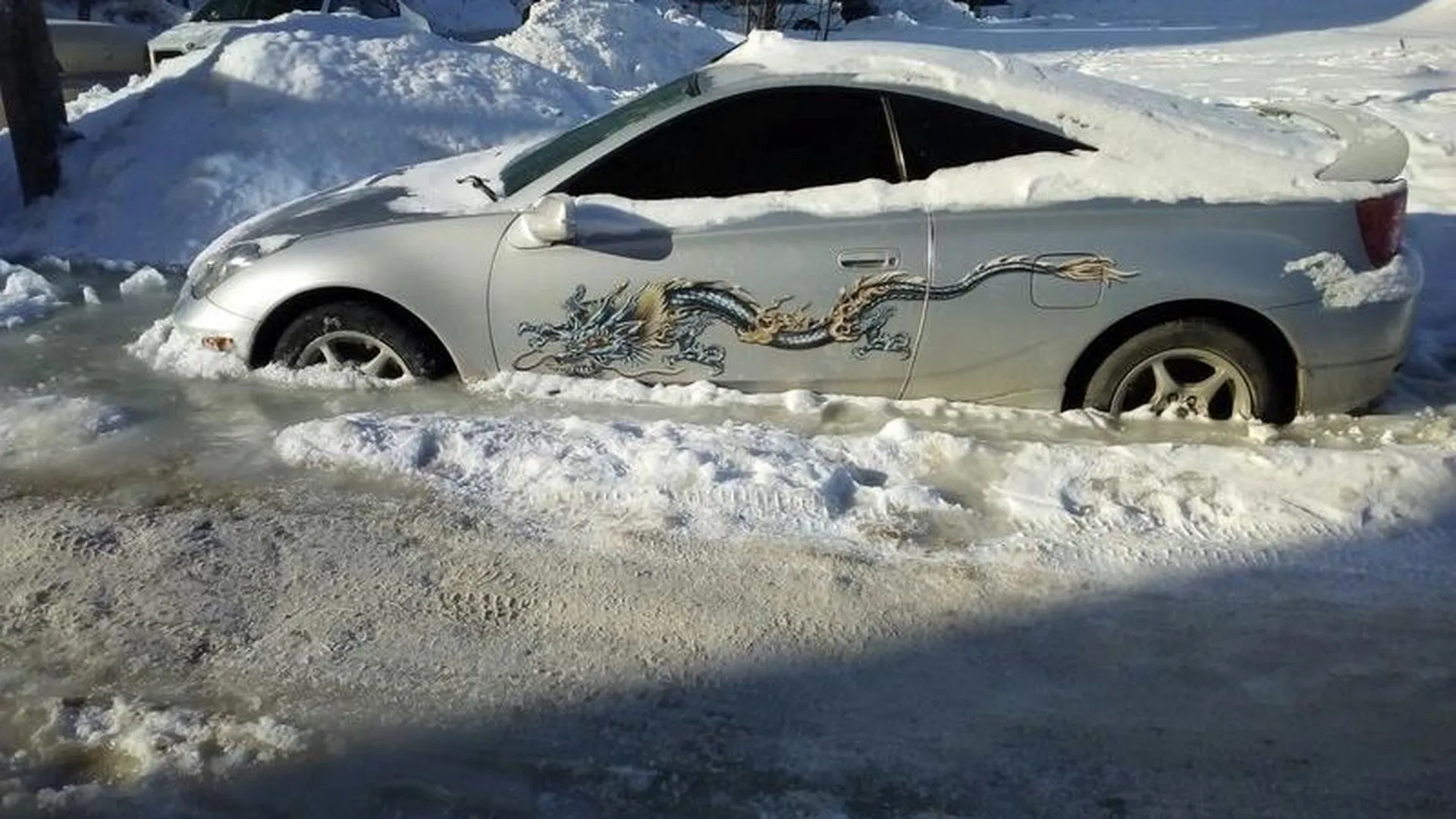 Автомобили вмерзли в парковку в Щелкове
