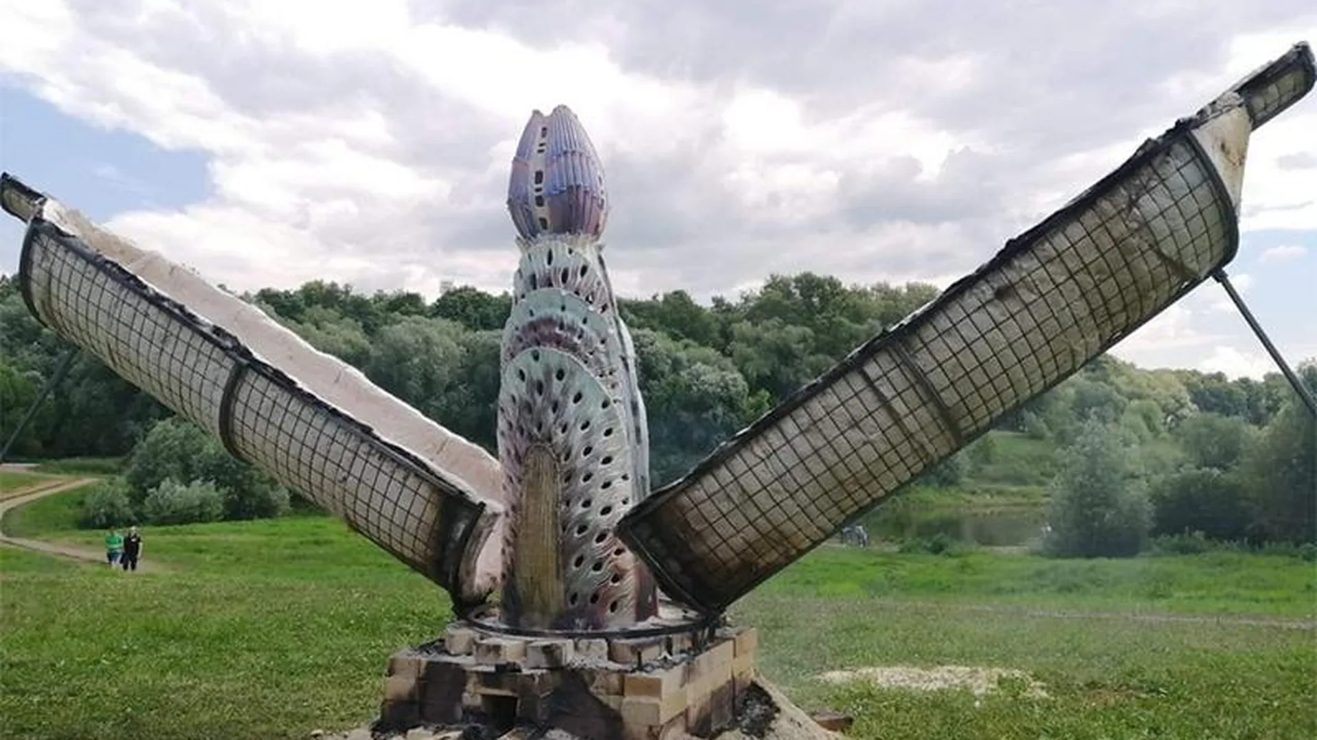 Памятник гигантскому ростку смутил жителей Раменского 