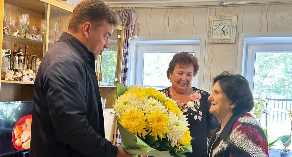Глава Можайска Денис Мордвинцев поздравил Янину Зарубину со 102-летием