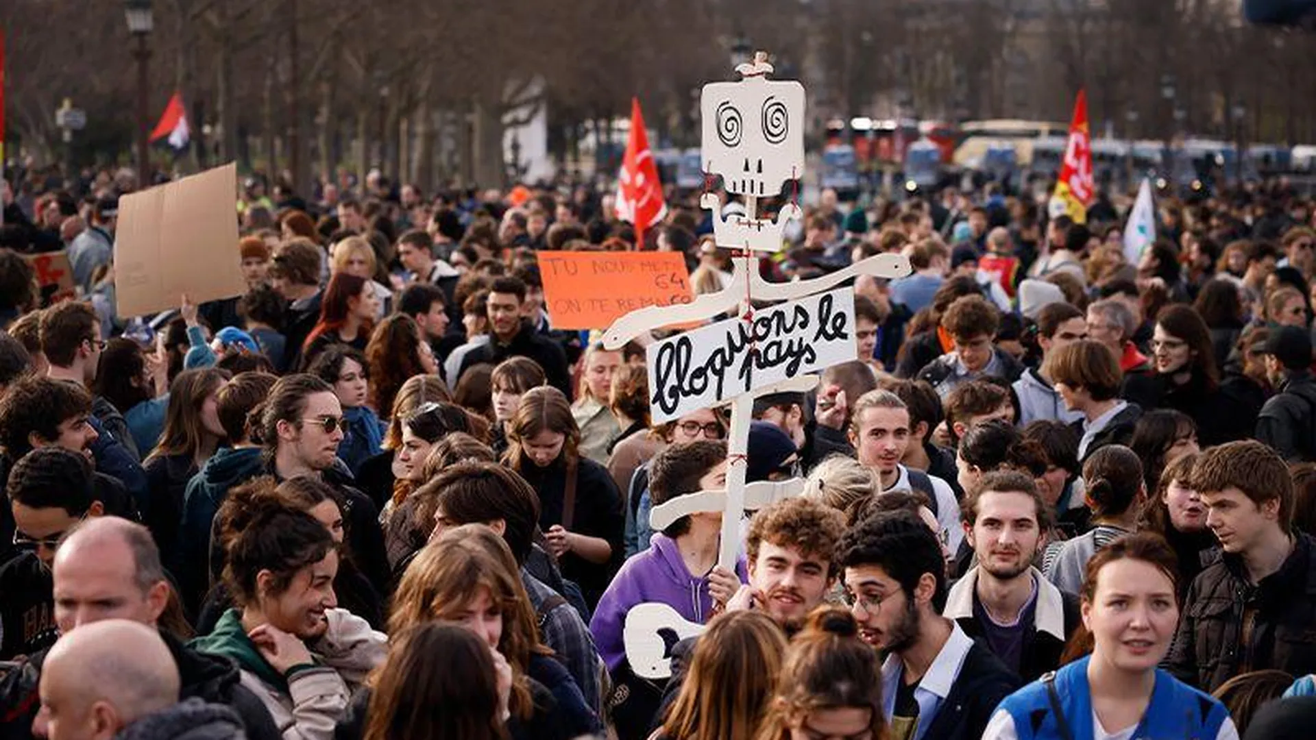 «Кричали, делали баррикады, жгли»: россиянка рассказала о массовых протестах во Франции
