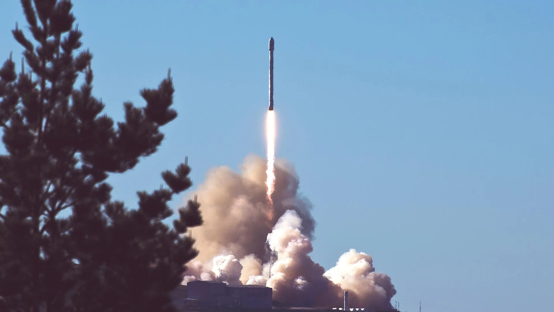SpaceX запустила ракету Falcon с 22 спутниками