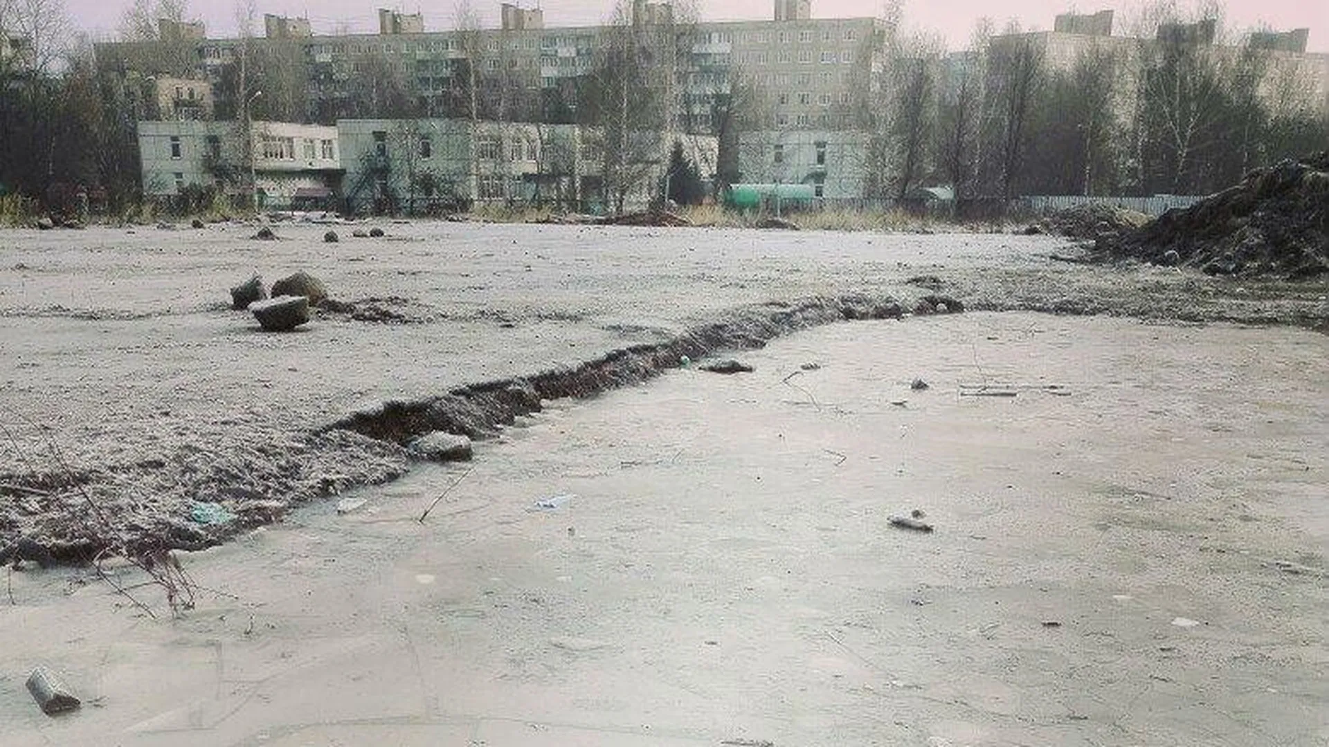 Девочка провалилась по пояс в яму с водой на школьном стадионе в Сергиевом Посаде