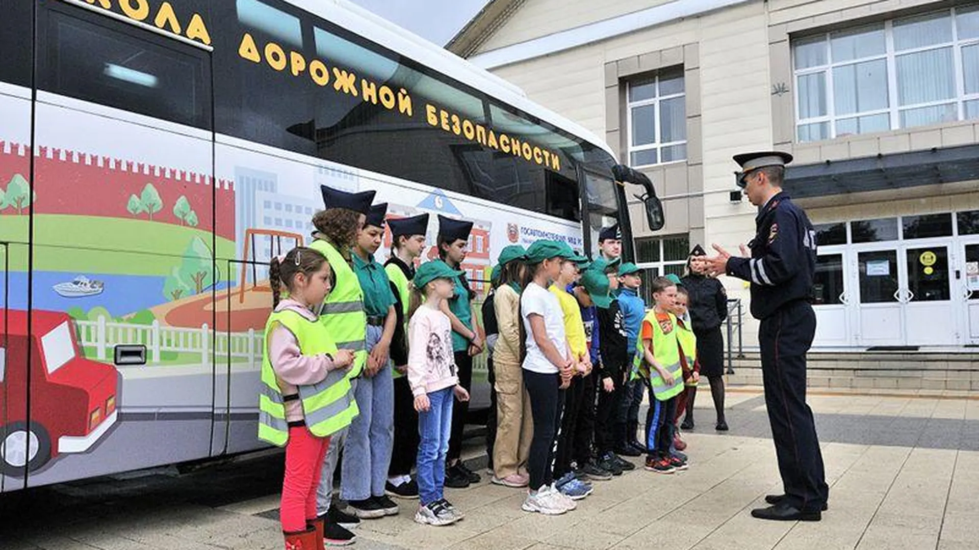 Автобус-тренажер «Школа дорожной безопасности» провел обучение в Рузе