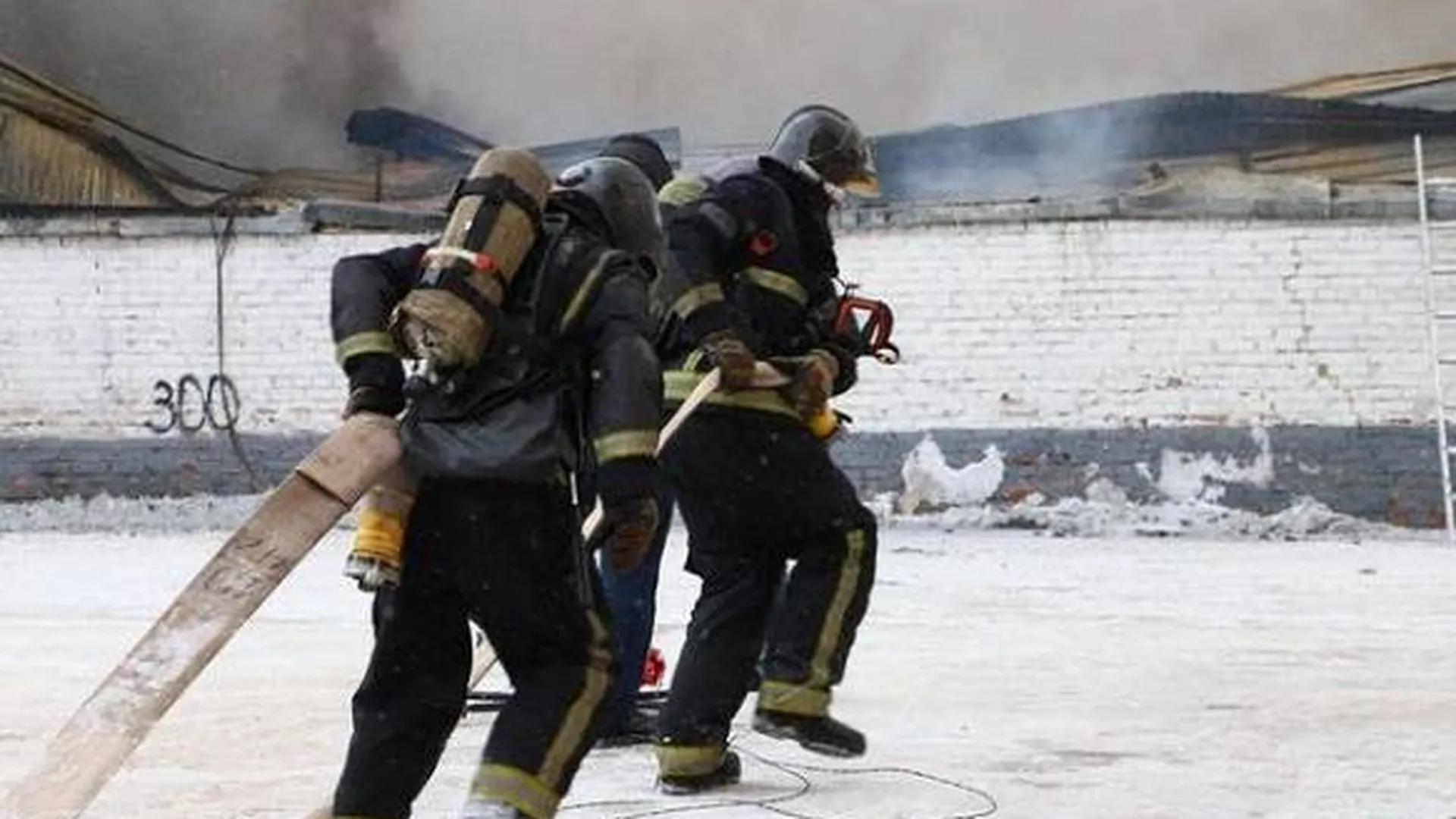 СМИ: основных версий пожара на складе автозапчастей в Красноярске оказалось две