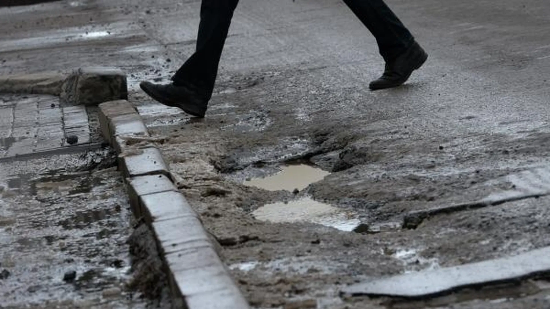 Месяц дан двум торговым центрам в Жуковском на ремонт прилежащих дорог