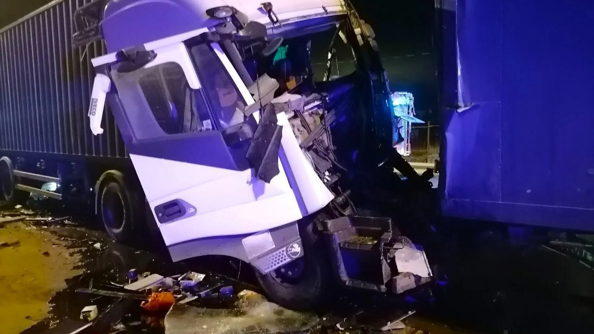 Два человека пострадали при столкновении грузовиков и легковушки в Подмосковье