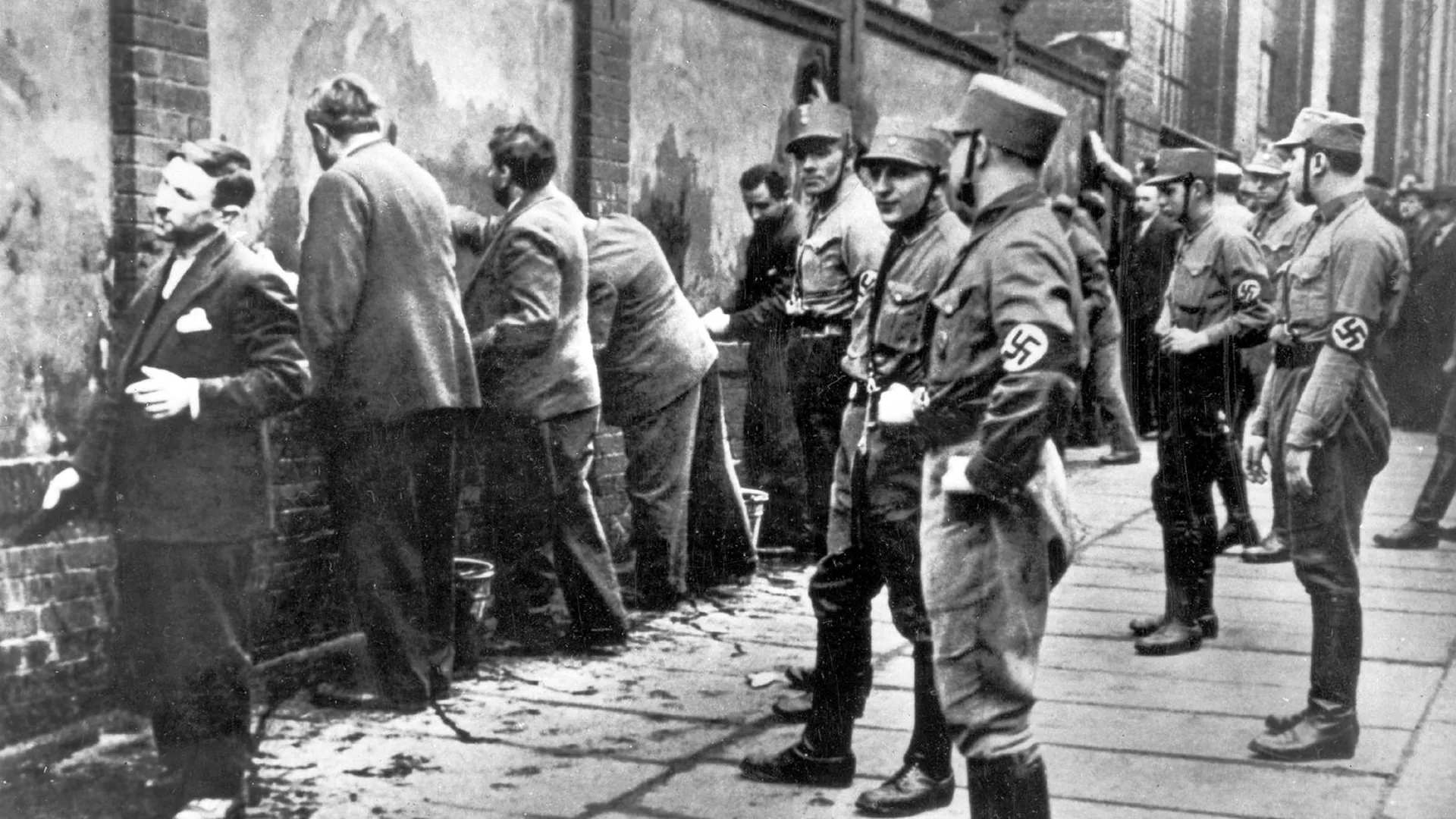 Солдаты заставляют горожан стирать со стен антивоенные лозунги, 1933 год. Фото: Deutsche Fotothek