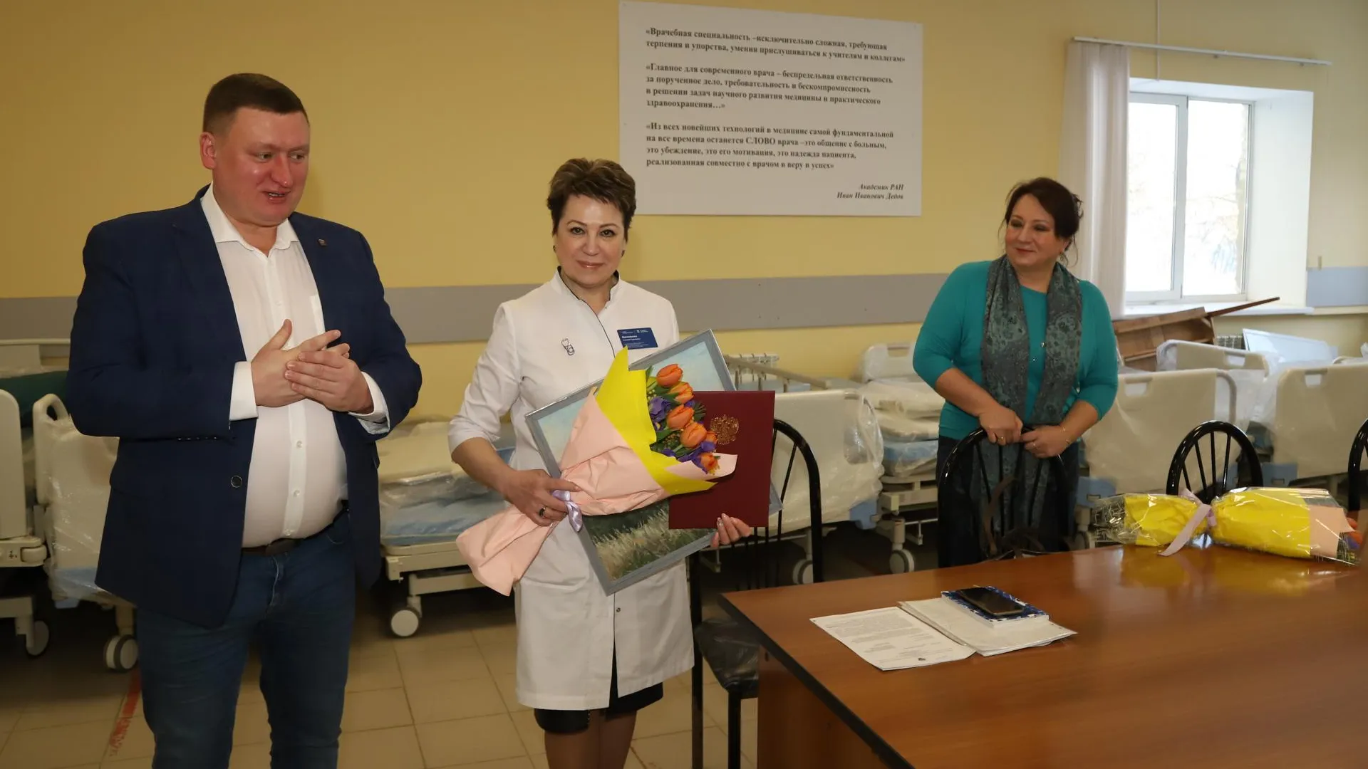Представители «Единой России» в Луховицах накануне Международного женского дня посетили коллектив окружной больницы