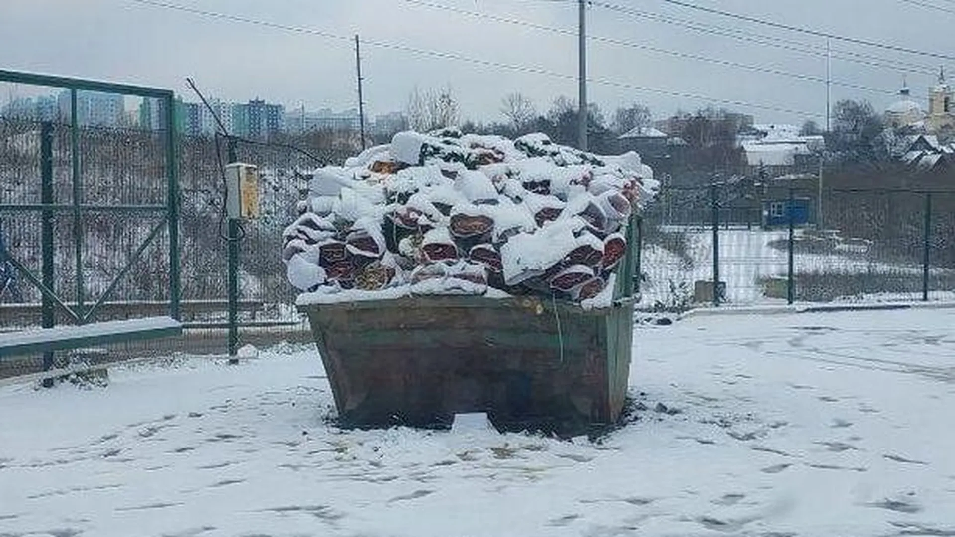 Мусорный контейнер, забитый букетами алых роз, обнаружили в Видном