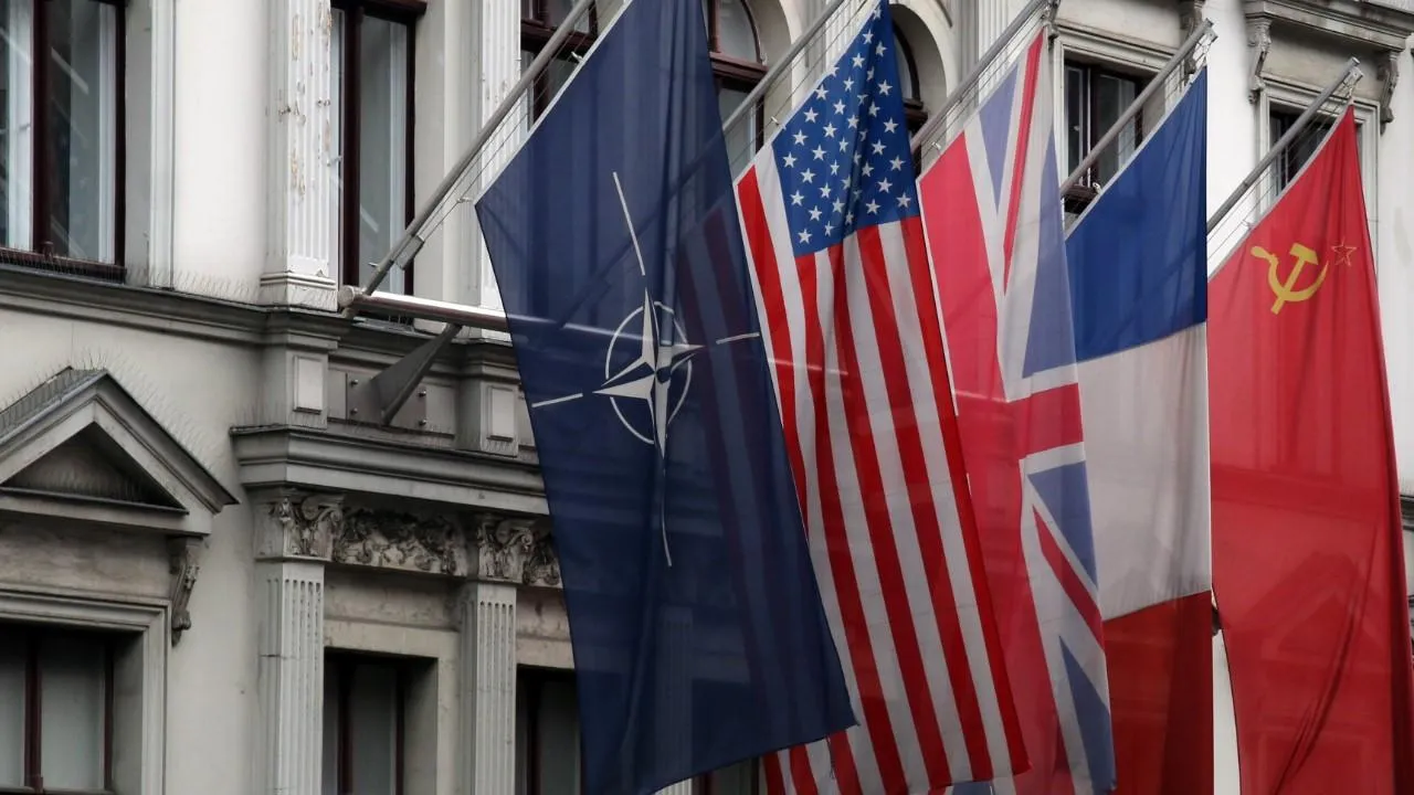 Песков заявил, что НАТО находится в прямой конфронтации с Россией