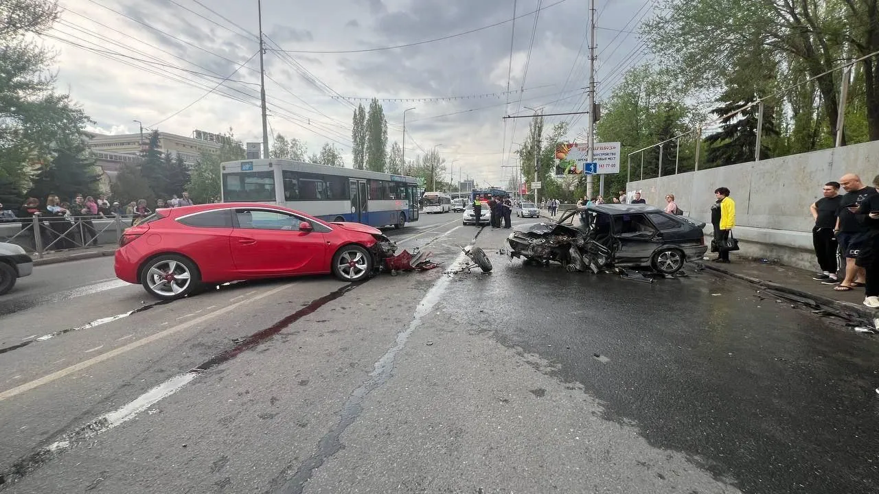 Lada Vesta отлетела в остановку в Саратове после ДТП с 2 машинами и  автобусом | 360°