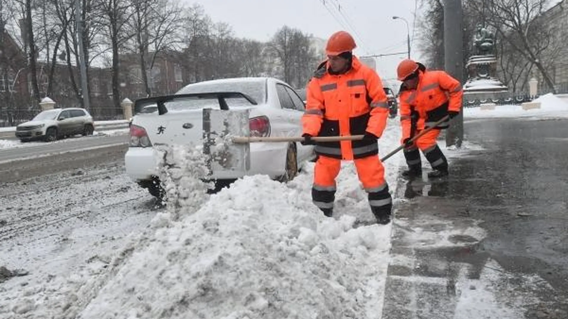 Более 6,6 тысяч человек вывели на уборку снега в Подмосковье