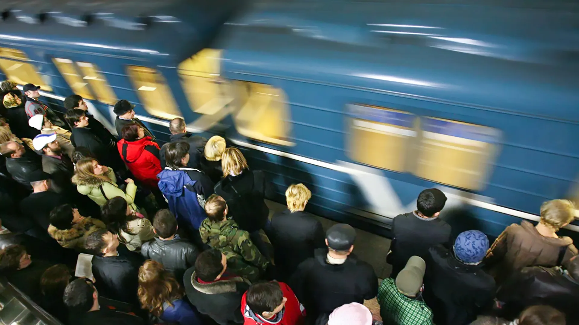 Люди в вагоне метро