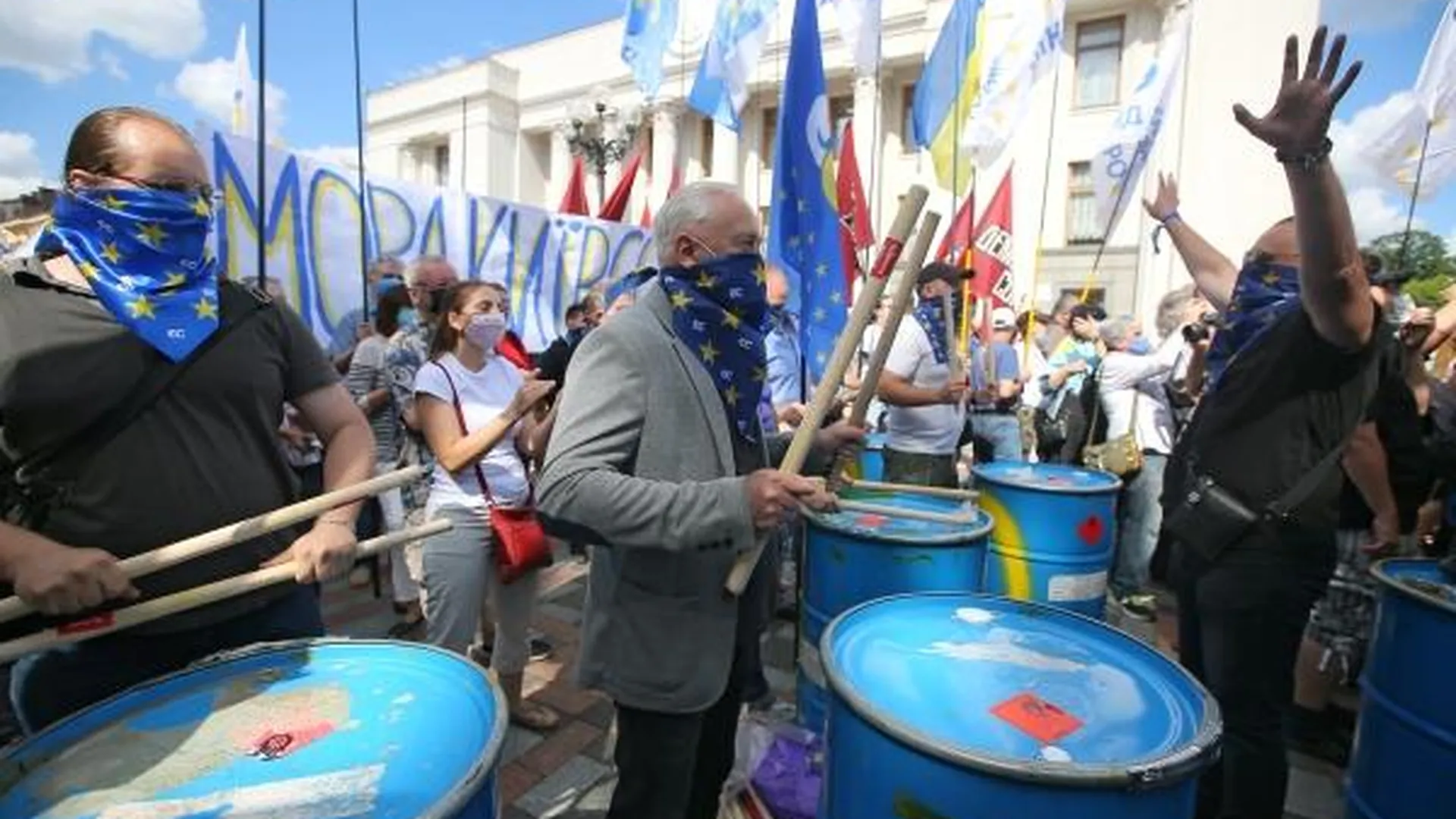 Участники акции протеста против законопроекта Бужанского о продлении преподавания на русском языке в школах Украины.