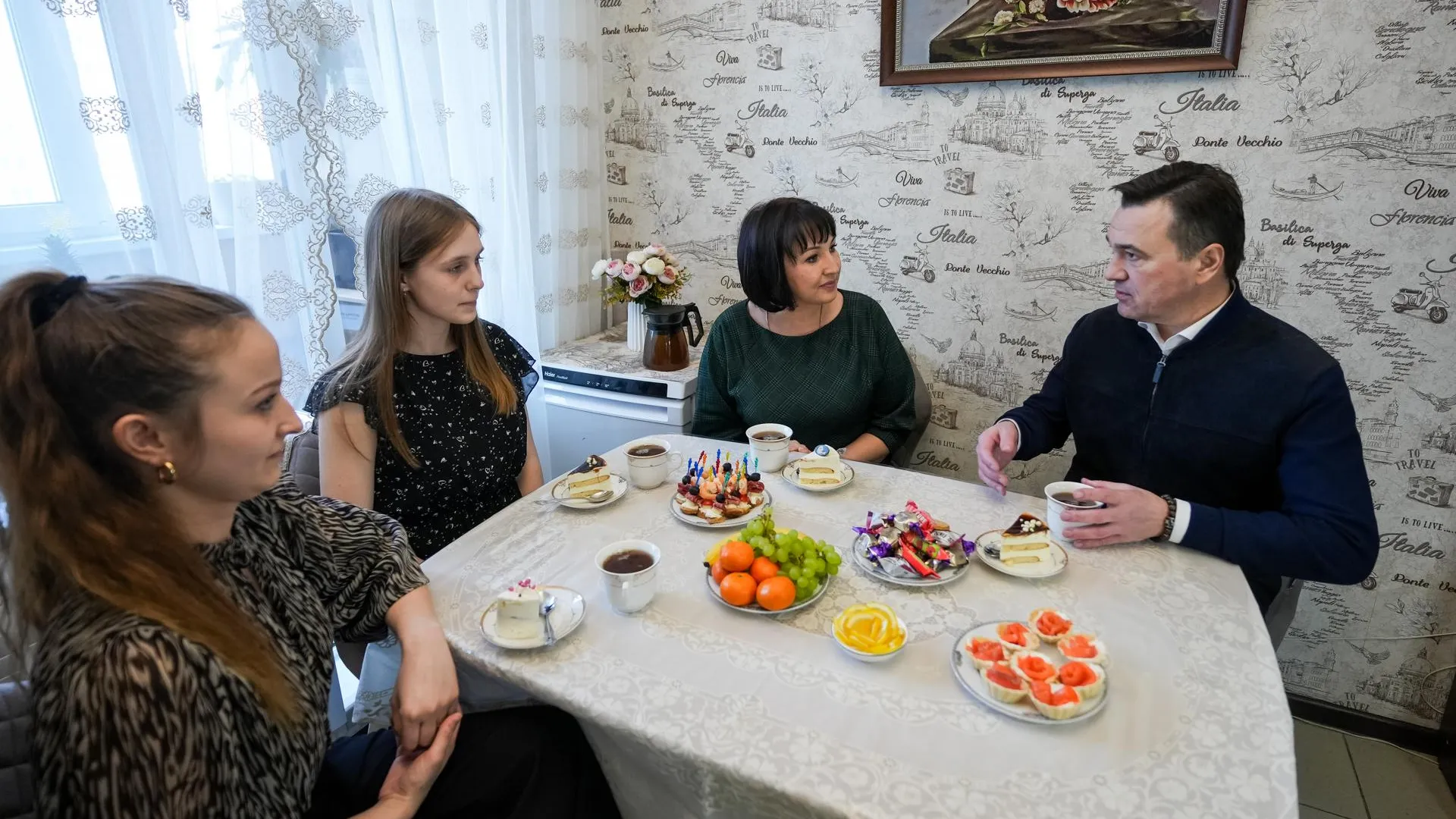 Андрей Воробьев поздравил с 8 марта супругу и дочерей Героя России, участника СВО