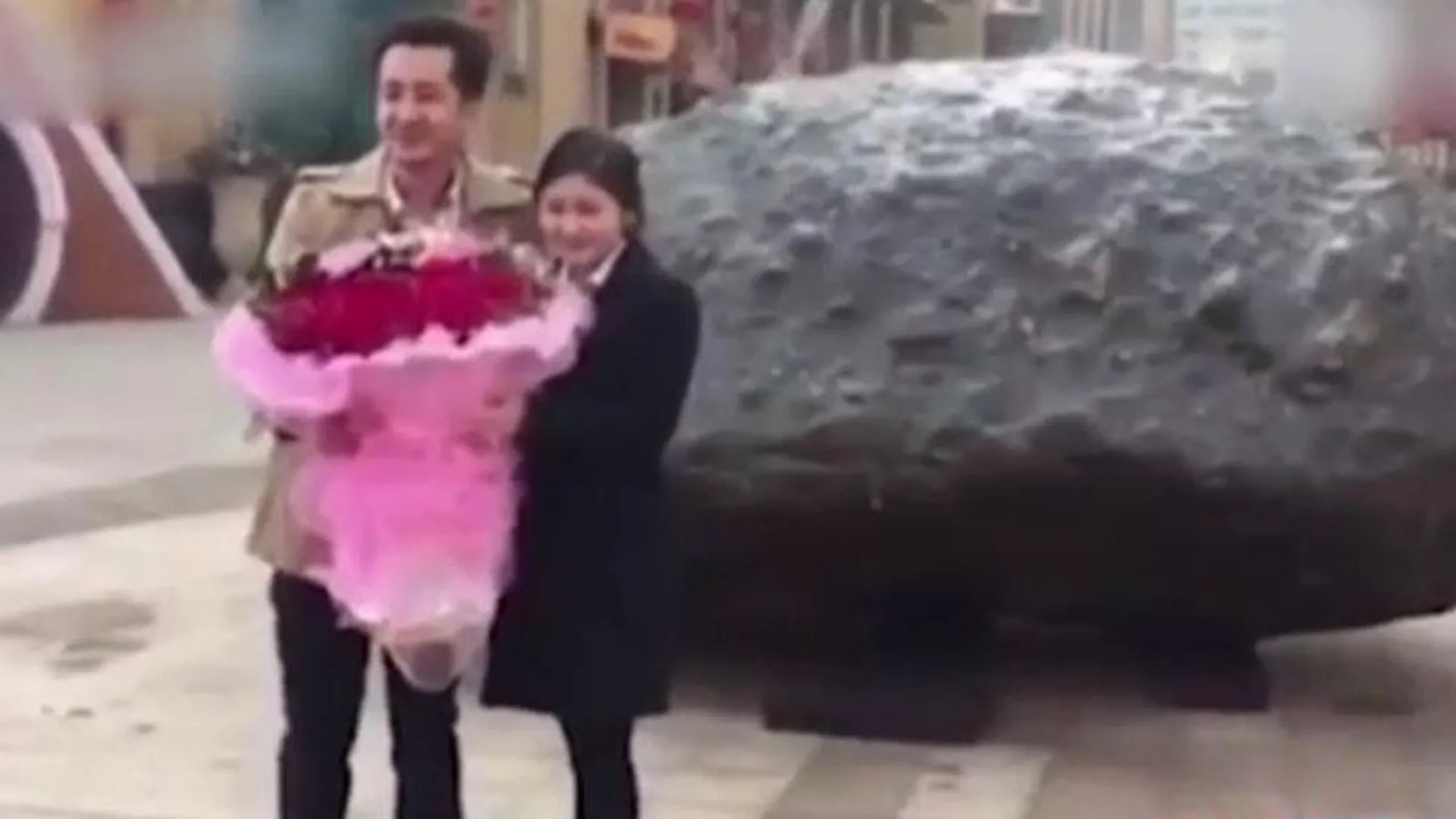 Китаец преподнес девушке вместе с обручальным кольцом метеорит весом 33 тонны