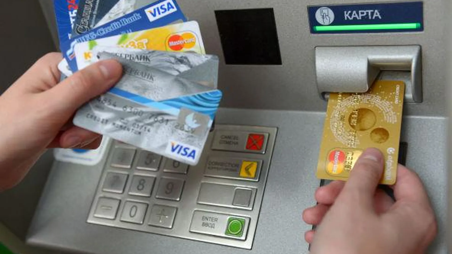 Мошенник в Балашихе украл ПИН-коды 250 банковских карт 