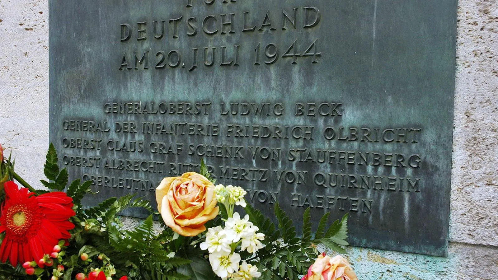 Мемориальная доска на месте расстрела полковника Клауса фон Штауффенберга