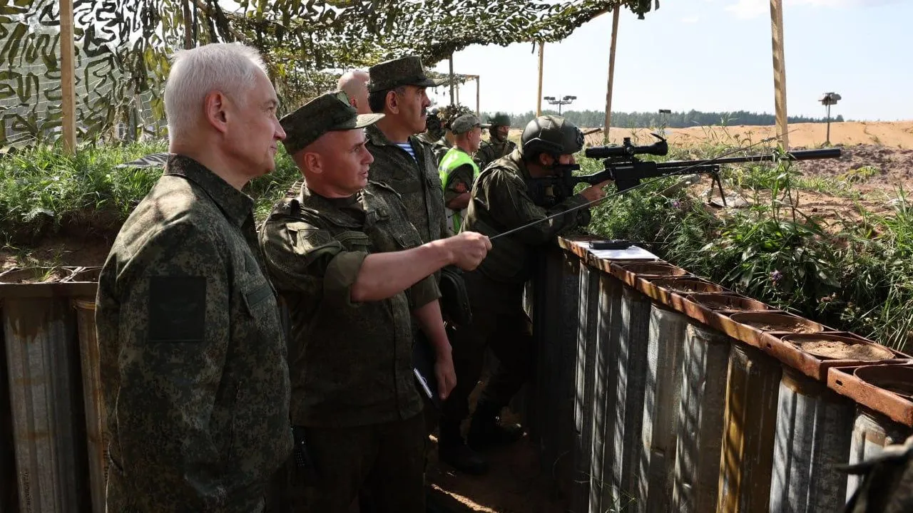 Министру обороны РФ продемонстрировали подготовку российских военных на полигоне в Ленобласти