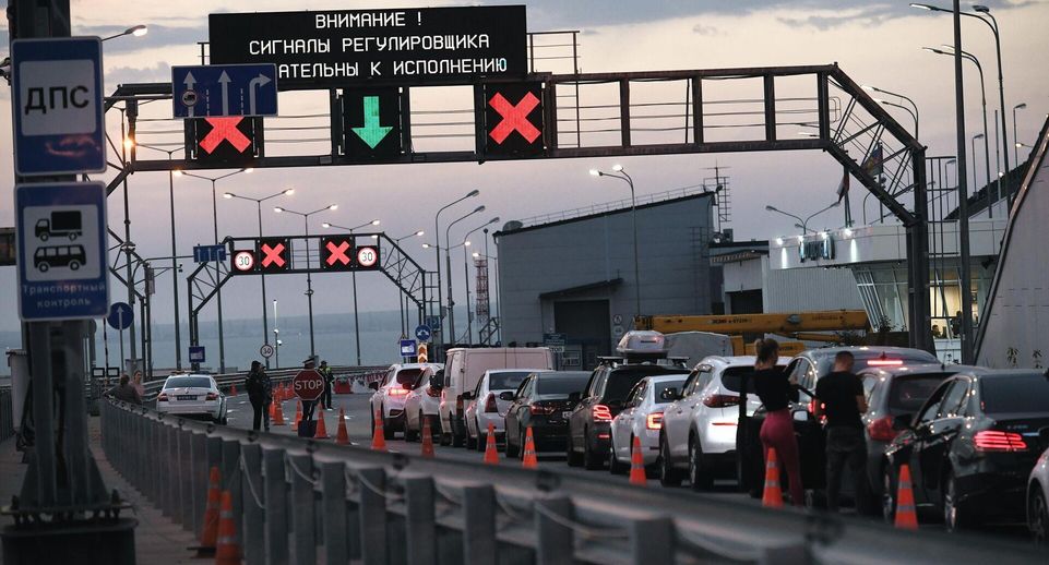 Более 700 машин застряли в очереди перед Крымским мостом