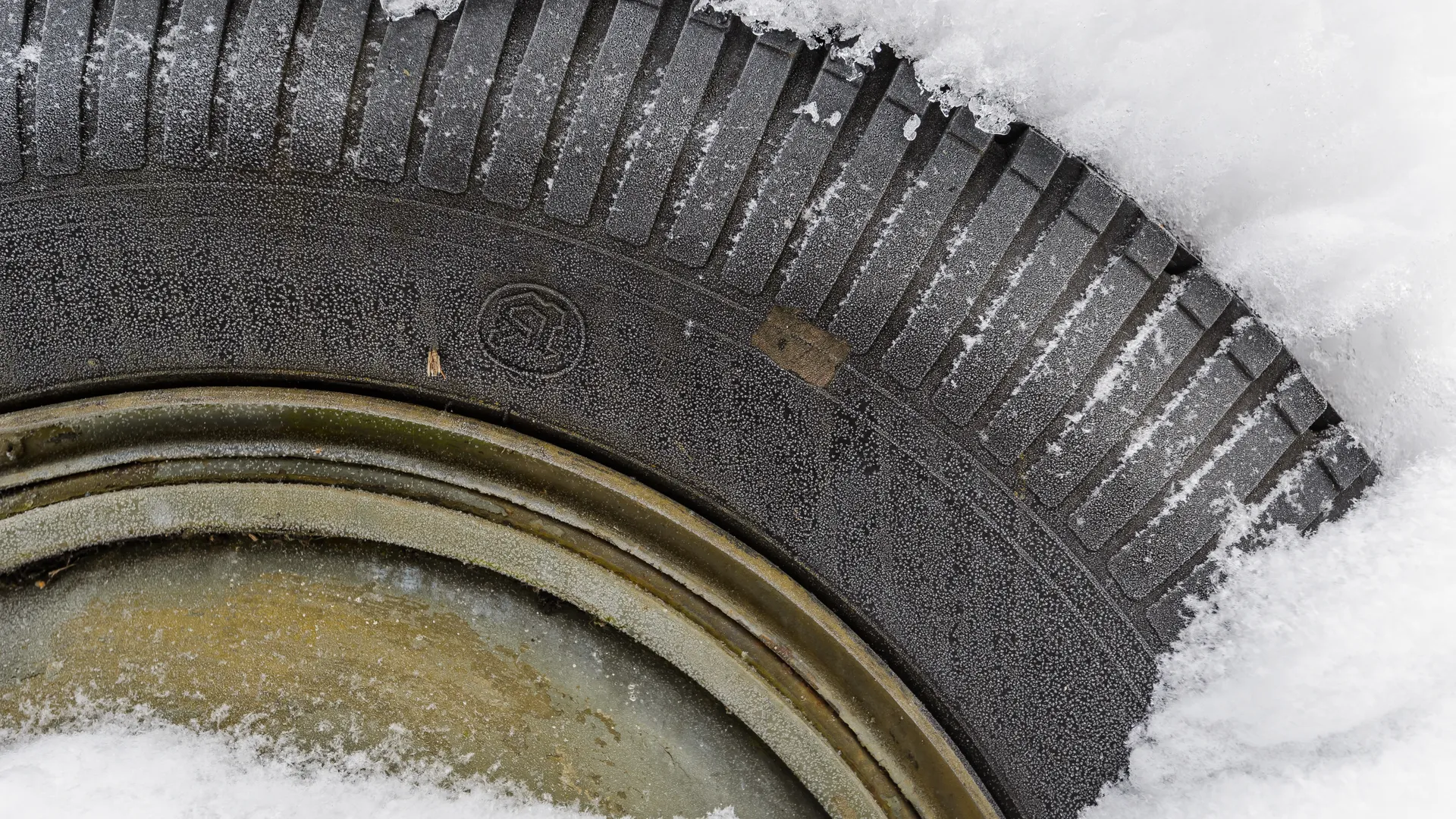 Российских водителей предостерегли от хранения зимних шин в одном положении