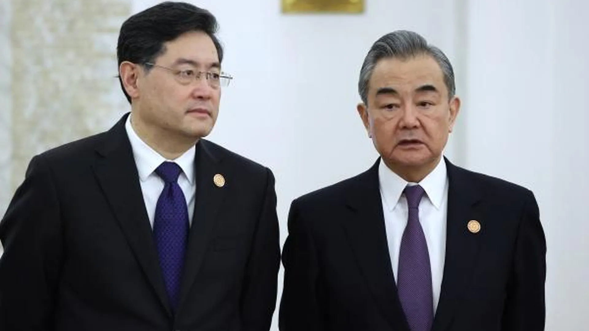 Министр иностранных дел КНР Цинь Ган (слева) и глава канцелярии комиссии по иностранным делам ЦК КПК, член Политбюро ЦК Компартии Китая Ван И