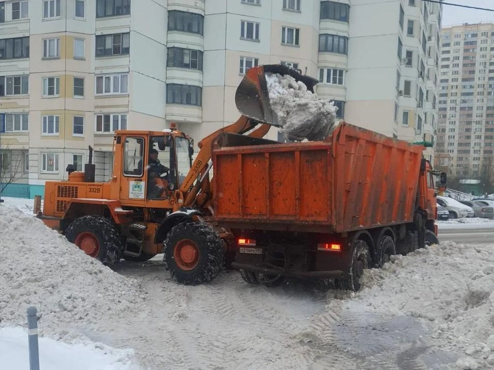 Более 17 тысяч человек борются с последствиями снегопада в Подмосковье во вторник