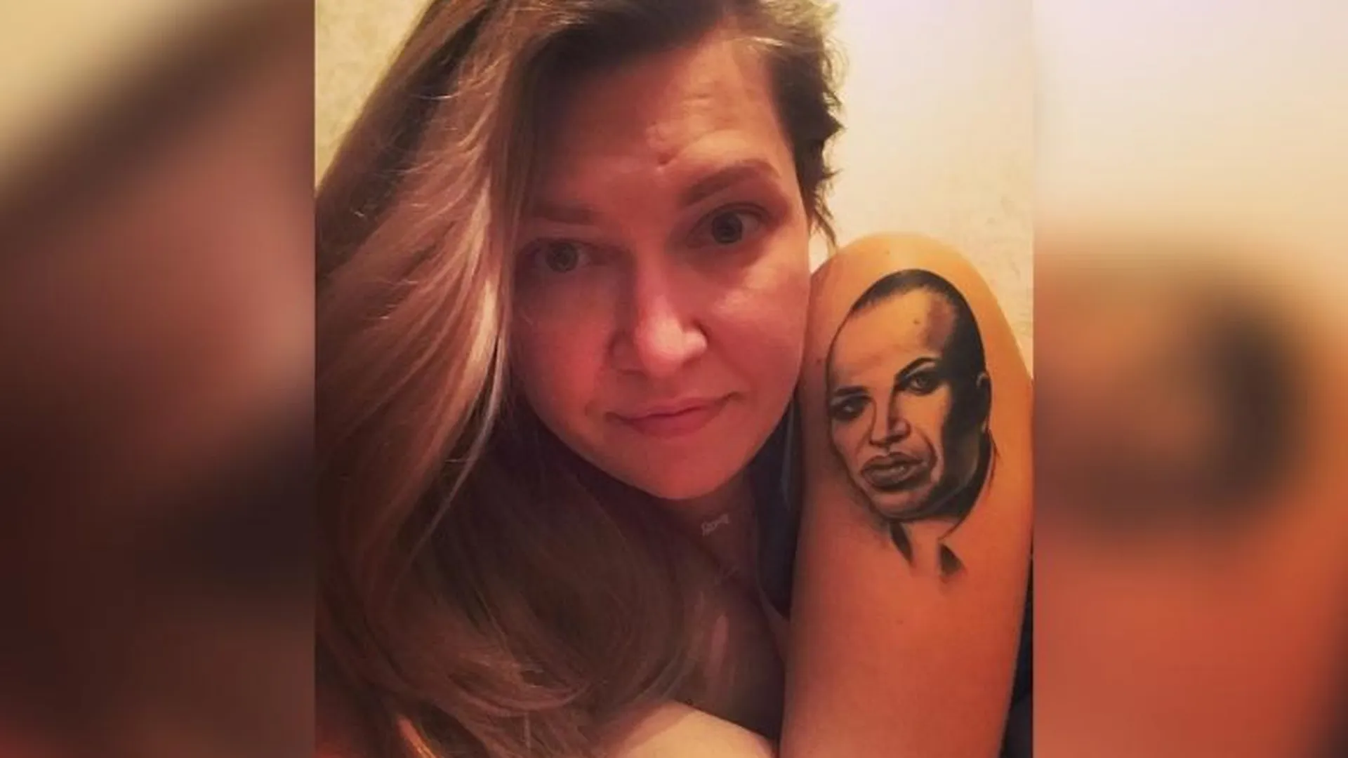 Жительница Мытищ сделала тату с лицом шоумена и бодибилдера-фрика по условиям лотереи