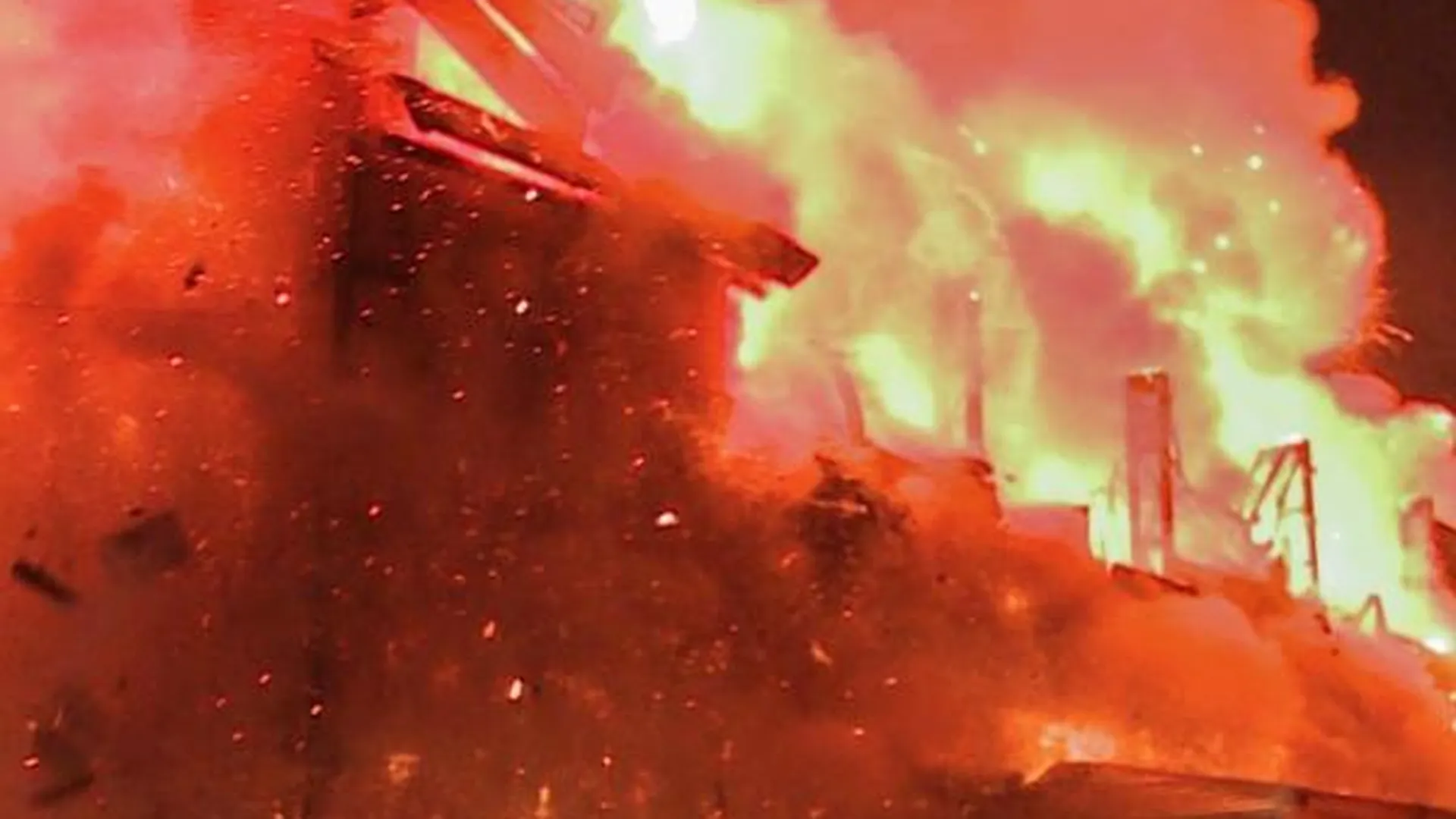 Крупный пожар произошел на заводе в Серпухове