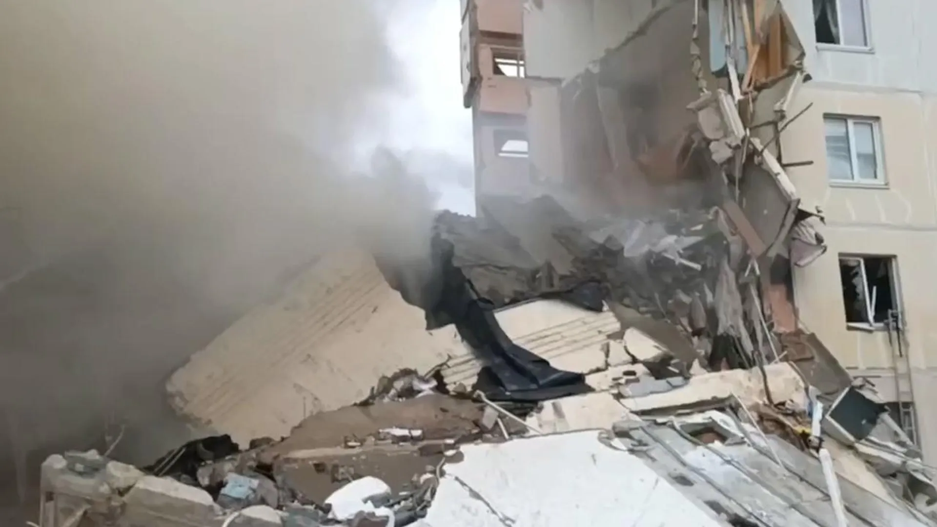 Спасатели нашли выжившего под завалами дома в Белгороде