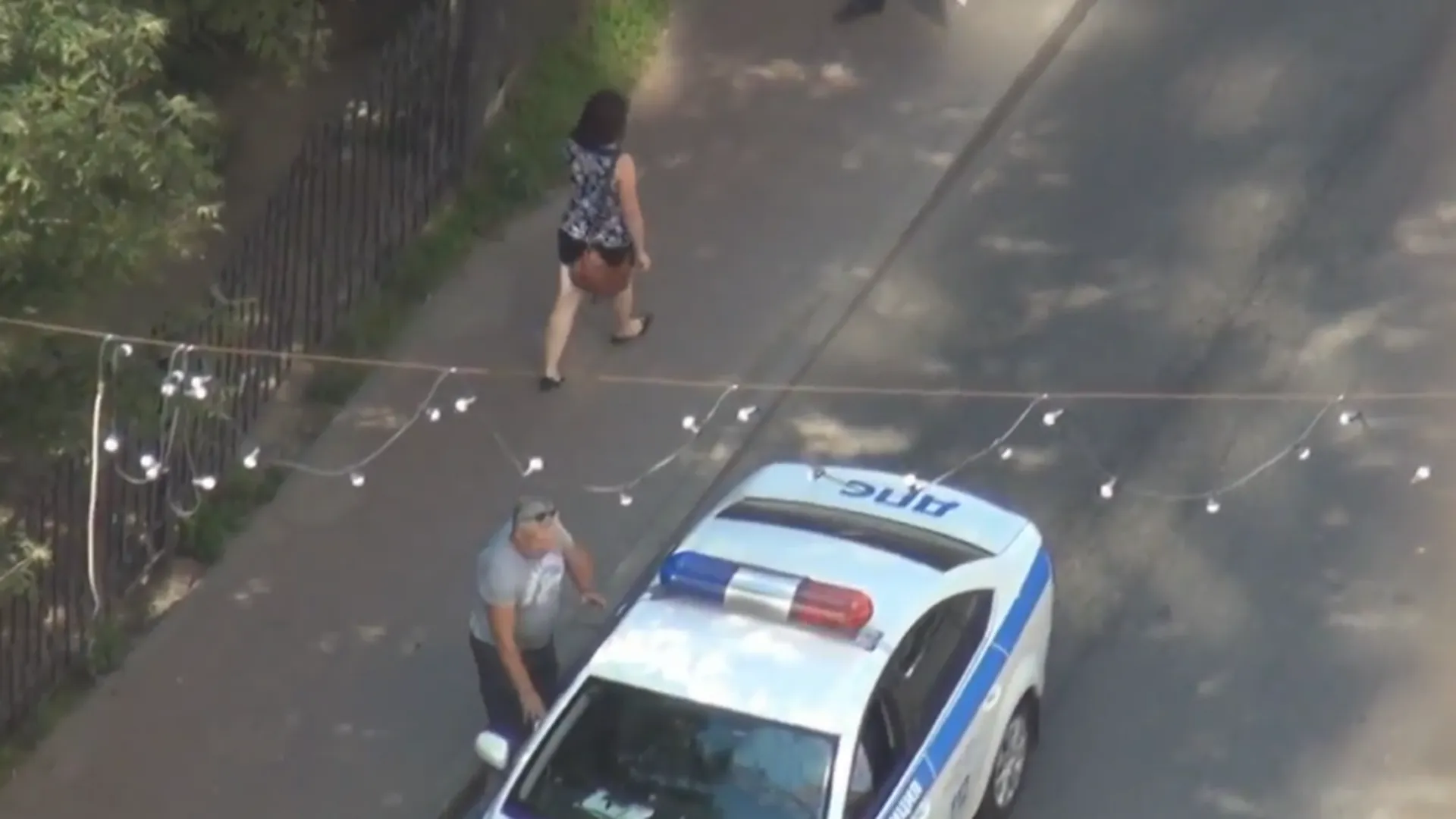 Чеховец снял на видео, как инспектор ДПС берет взятку у автомобилиста