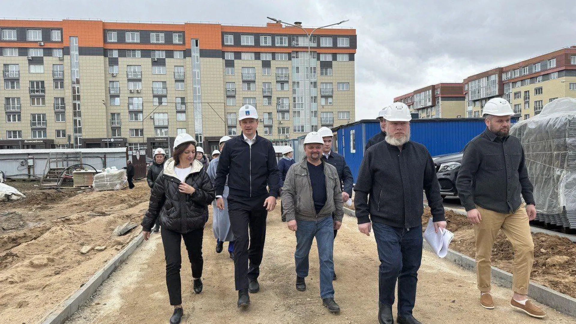 Глава Красногорска посетил стройплощадку воспитательно-образовательного комплекса в Нахабино