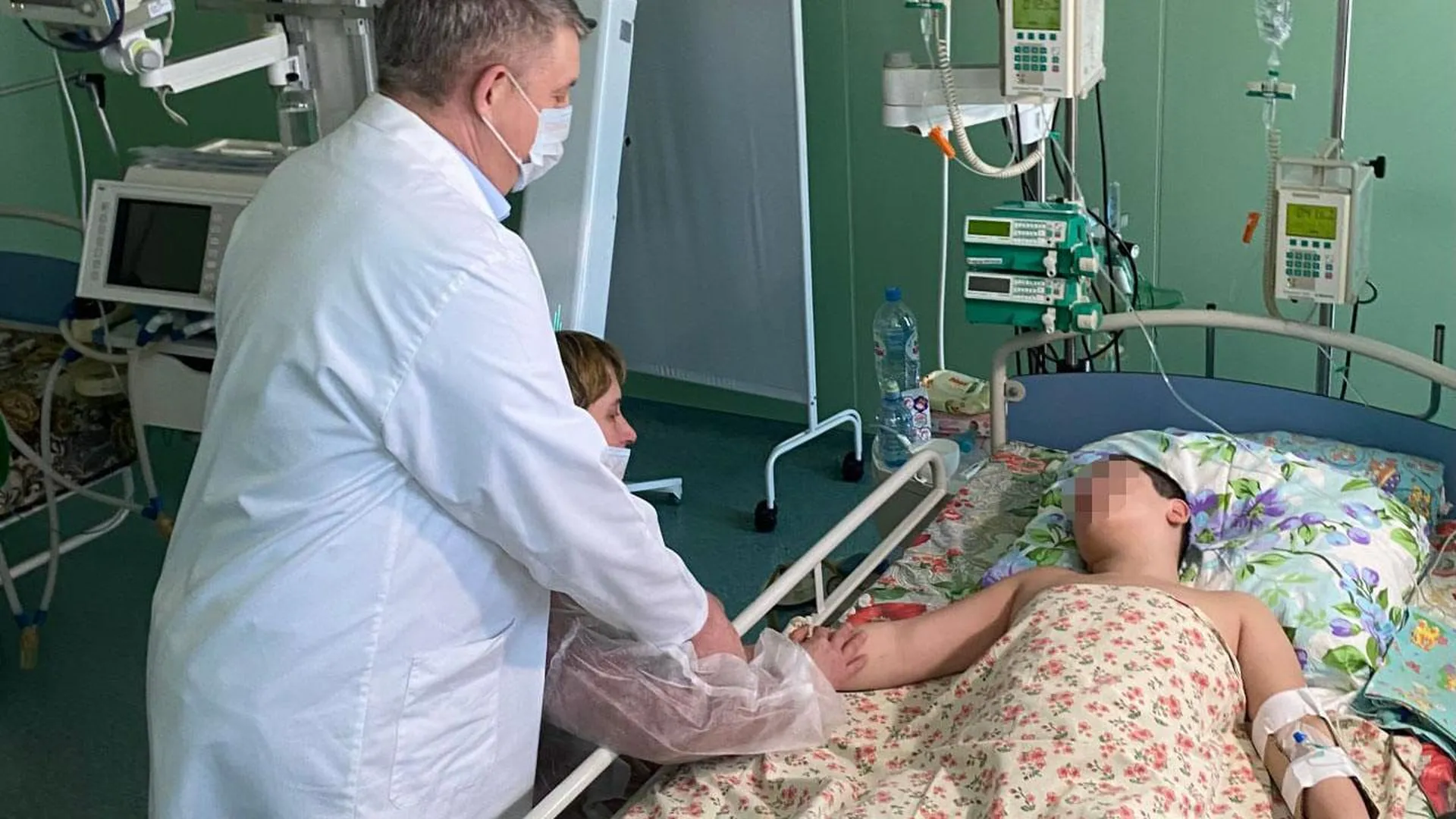 Богомаз навестил в больнице пострадавшего брянского школьника и отметил его героизм