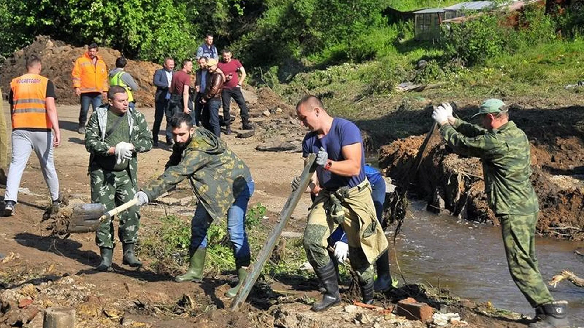 Волонтеры помогли пострадавшим от подтопления жителям Подмосковья