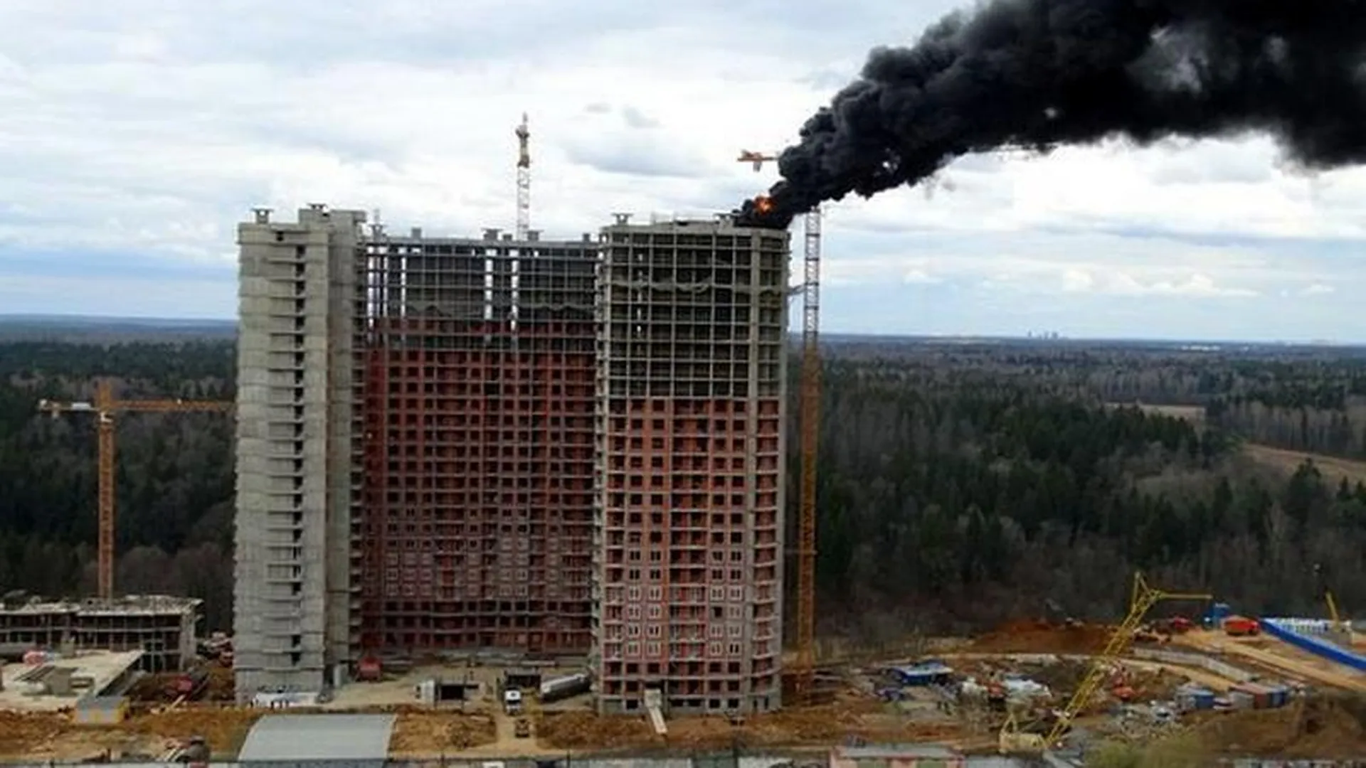 С крыши строящейся высотки в Красногорске валит черный дым - очевидцы