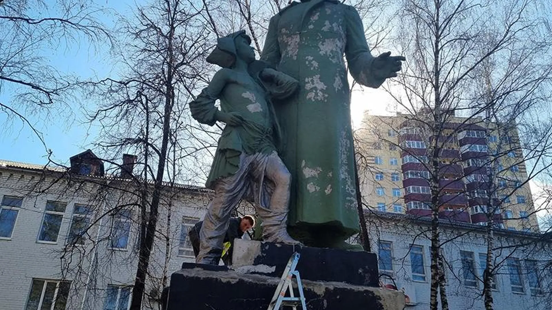 В Городском округе Пушкинский приводят в порядок памятник