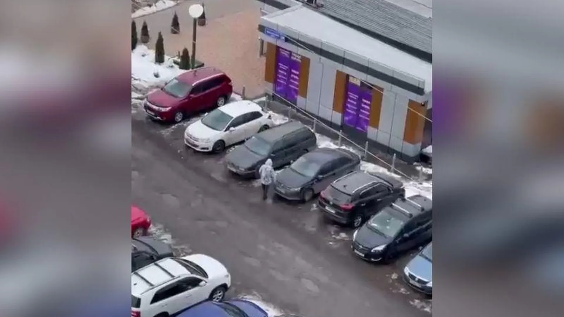 Мужчину, с пристрастием изучающего чужие авто на парковке, заметили в Одинцово