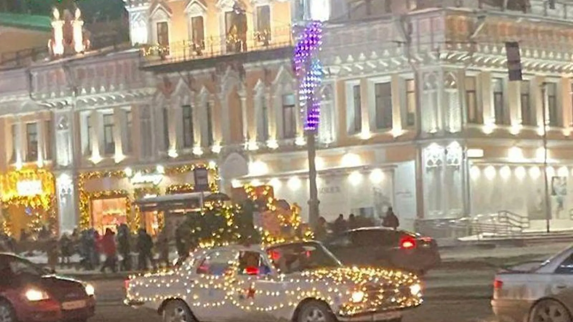 Новогодняя «Волга», обвешанная гирляндами, катается по центру Екатеринбурга