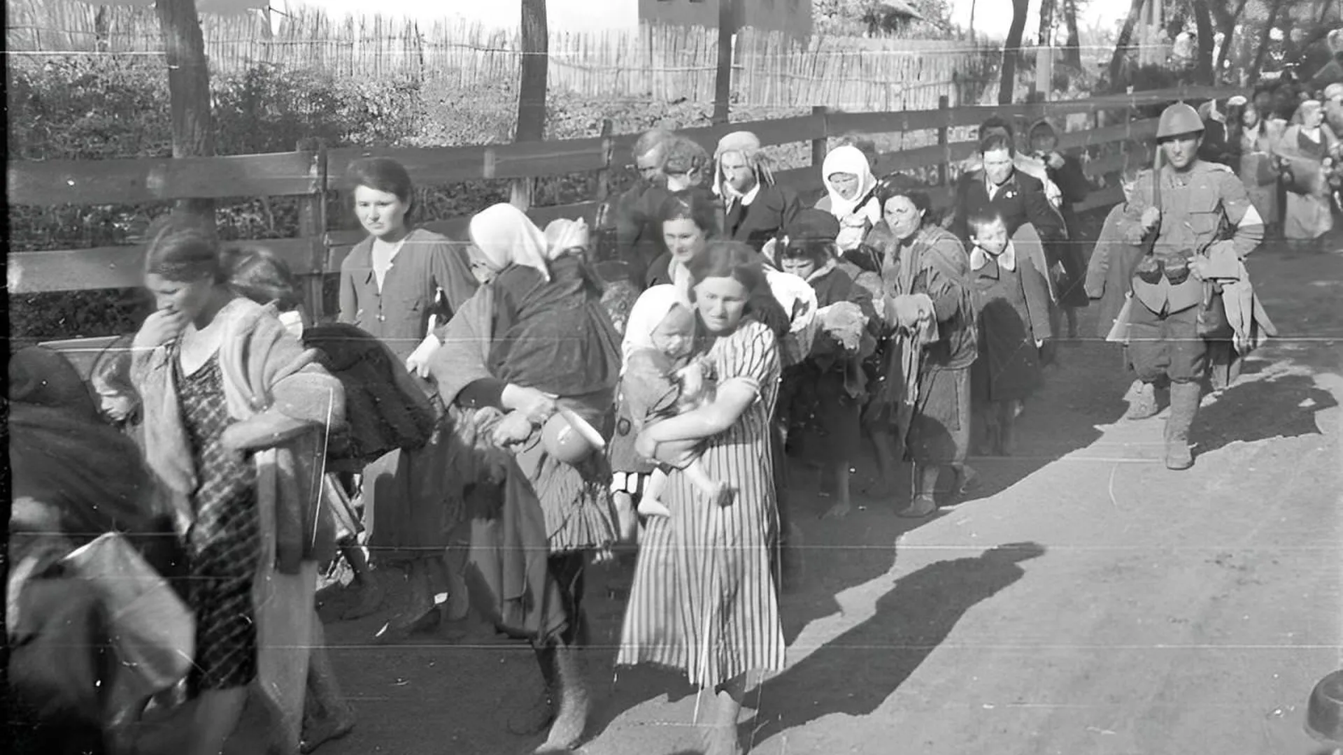 Румынские солдаты ведут колонну евреев