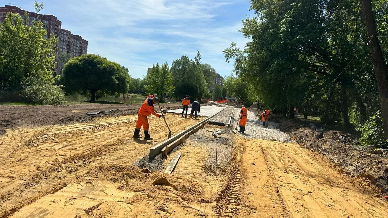 Работы по обновлению парка «Наташинские пруды» продолжаются в Люберцах