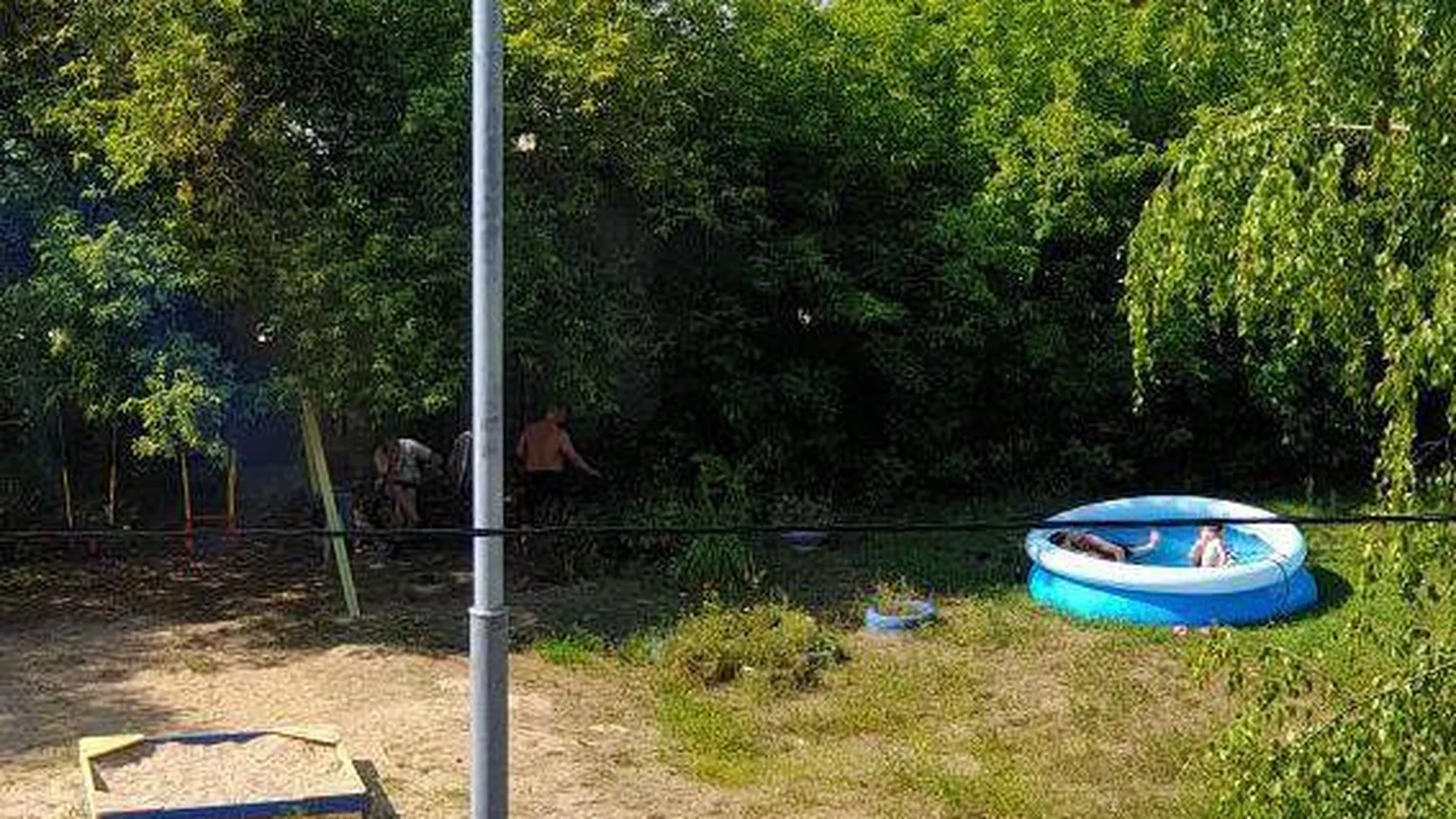 Придомовой курорт: жители Раменского установили надувной бассейн во дворе многоэтажки