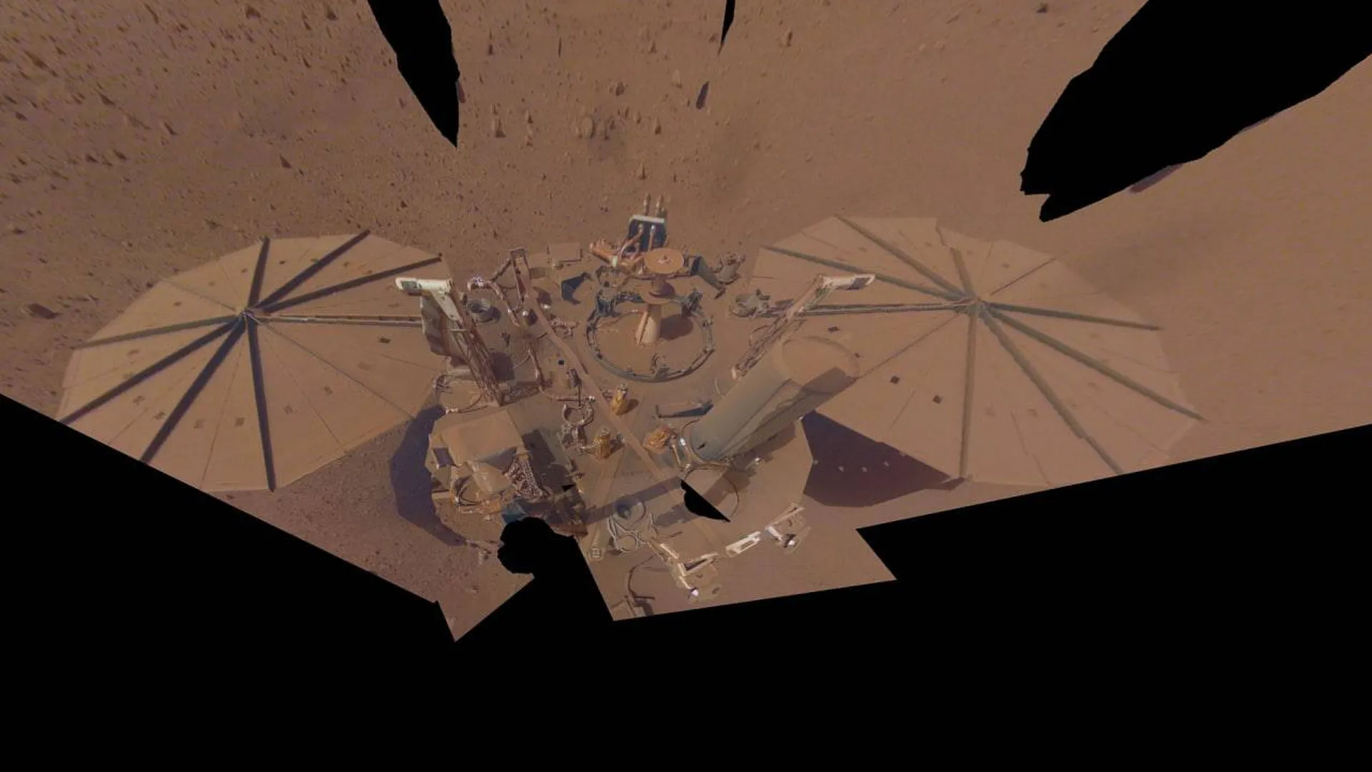 Марсоход InSight сделал прощальное селфи. Он «умирает» из-за пыли