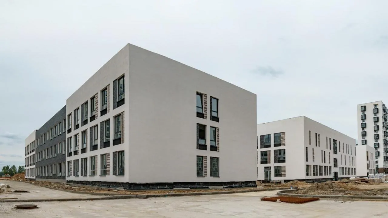 Третью школу, входящую в состав ЖК «Пригород Лесное», продолжают возводить в Ленинском округе